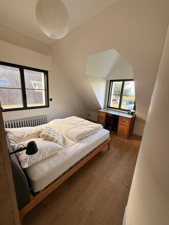 👉 Chambre avec lit + bureau blanc, cassé ✔️ propre ✔️ lumineux