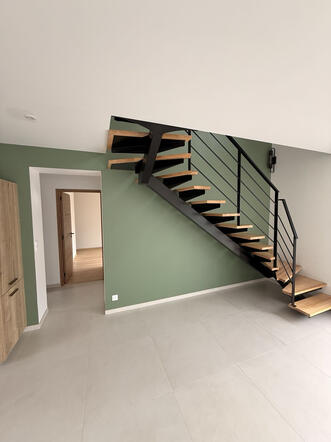 👉 Escalier + mur vert ✔️ propre ✔️ moderne