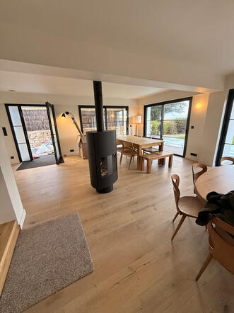 👉 Salon avec poêle + grandes baies ✔️ effet “maison finie”